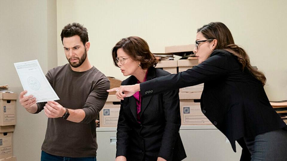 Skylar Astin as Todd, Marcia Gay Harden as Margaret and Inga Schlingmann as Susan on “So Help Me Todd”