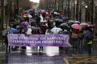 <p>En Granada ni el coronavirus ni la lluvia impidieron que las mujeres salieran a manifestarse por sus derechos. (Foto: Álex Cámara / NurPhoto / Getty Images).</p> 