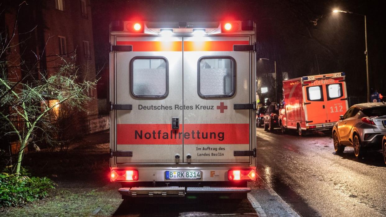 Mehrere Rettungswagen kümmern sich nach dem Brand in Berlin-Kladow um die Bewohner des Pflegeheims.