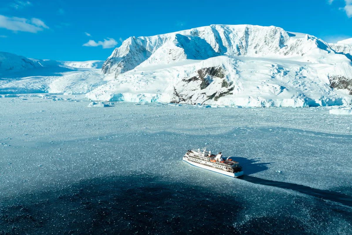 A poorly researcher had to be rescued   (Tyson Mayr / Aurora Expeditions)