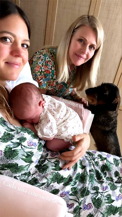 Isabelle Junot posa junto a su pequeña y su madre