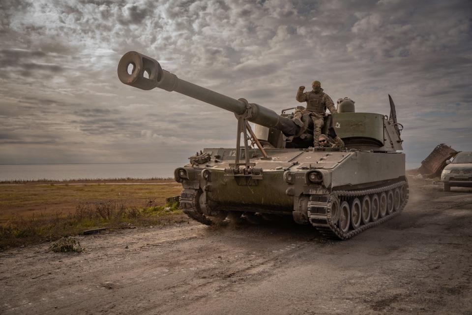 Ukrainian forces driving towards the frontlines in Kherson (Bel Trew)