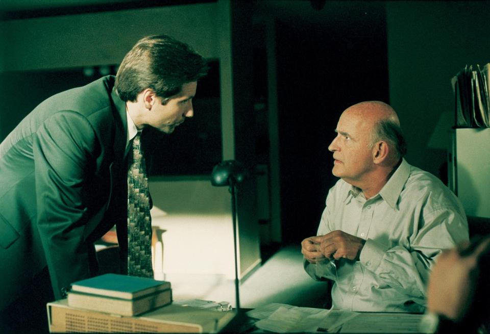 A man with psychic powers (Peter Boyle, R) assists agents Mulder (David Duchovny, L) and Scully (Gillian Anderson, not pictured) with the hunt for a killer in THE X-FILES episode "Clyde Bruckman's Final Repose" whichoriginally aired on Sunday, Oct. 13, 1995.