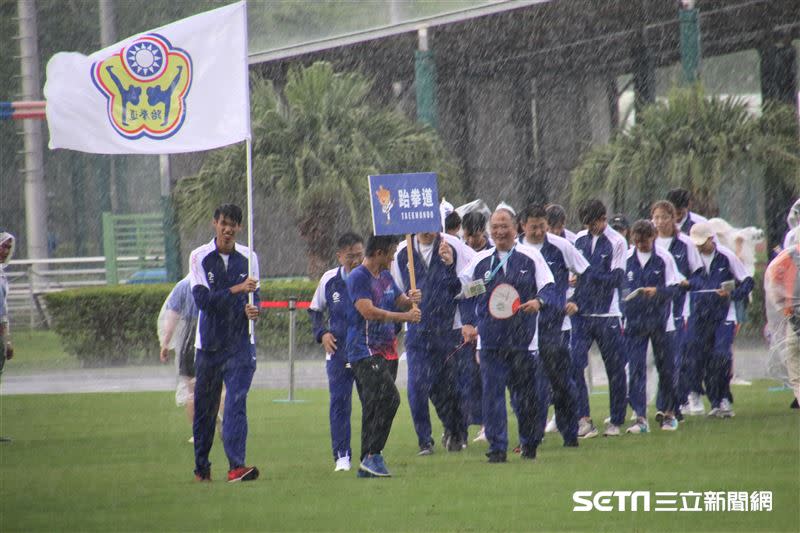 東奧模擬賽開幕式突遇暴雨。（圖／記者劉家維攝影）