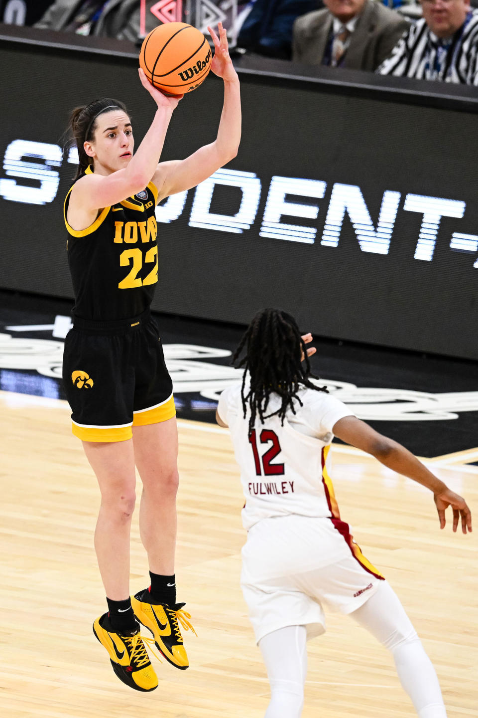 Caitlin Clark shoots for Iowa in 2024 NCAA Tournament women's championship game. (Thien-An Truong / Getty Images)