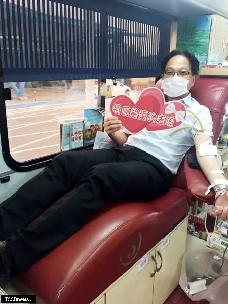 基隆港務分公司臺北港營運處同仁踴躍響應捐血活動，挽袖做公益。（圖：基隆港務分公司提供）