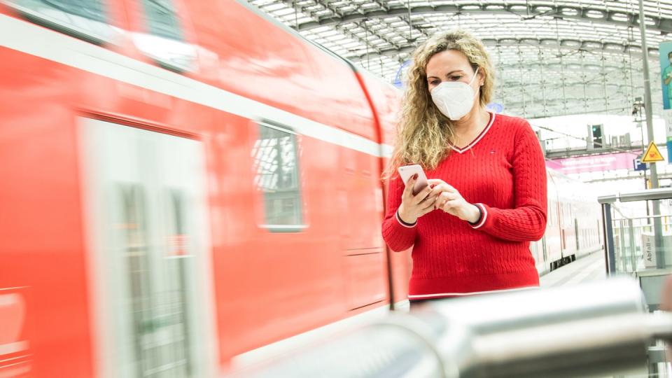 Wer in den Betrieb fährt, kann Fahrtkosten geltend machen. Die Homeoffice-Pauschale kann nur genutzt werden, wenn man auch wirklich von zu Hause aus gearbeitet hat.