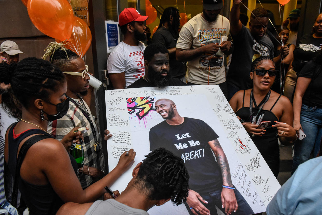 O’Shae Sibley a été poignardée à mort dans une station-service de Brooklyn le 29 juillet après avoir été vue en train de danser sur le parking. Des veillées en son hommage ont lieu à New-York.