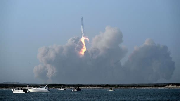 PHOTO: The SpaceX Starship lifts off from the launchpad during a flight test from Starbase in Boca Chica, Texas, April 20, 2023. (Patrick T. Fallon/AFP via Getty Images)