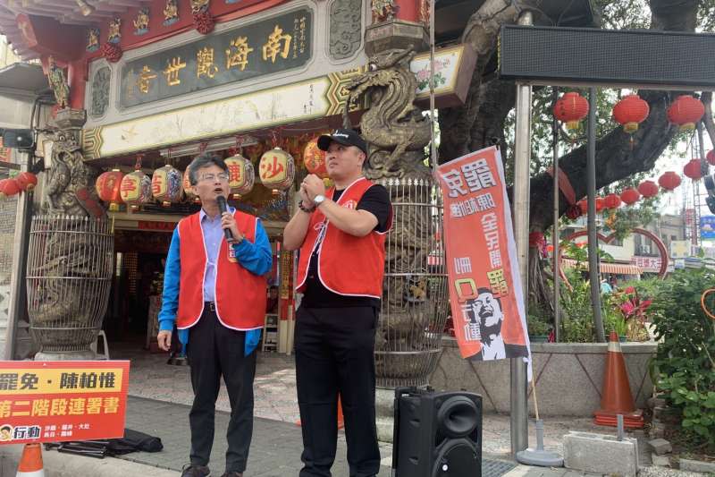 反萊豬醫師蘇偉碩（左）赴沙鹿聲援「刪Q行動」。（刪Q總部提供）