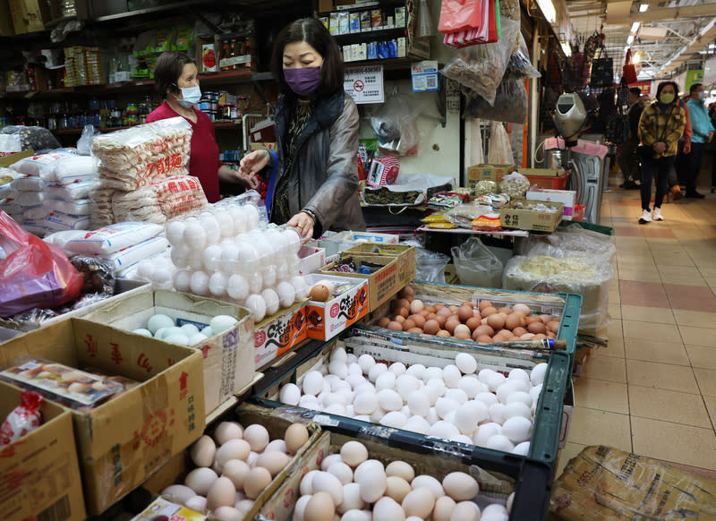 台北市蛋商業同業公會理事長林天來1日表示，雞蛋連兩周降價，2日起雞蛋批發價調降2元，變成每台斤新台幣45元，來到近兩年新低價。（中央社資料照）