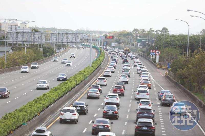 連假車潮湧現，高速公路局與公路總局列出明天各11條地雷路段。（示意圖，本刊資料照）