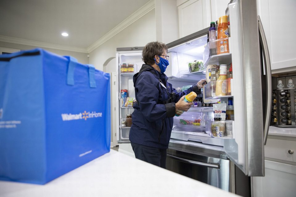 El nuevo servicio de entrega InHome de Walmart ofrece a los clientes la opción de que un repartidor vaya a sus casas o garajes y surta sus refrigeradores cuando piden comestibles o mercancías. El nuevo servicio de entrega llegó a los Condados Miami-Dade, Broward y Palm Beach, en el sur de la Florida, así como a ciudades de otros estados, en julio de 2022.