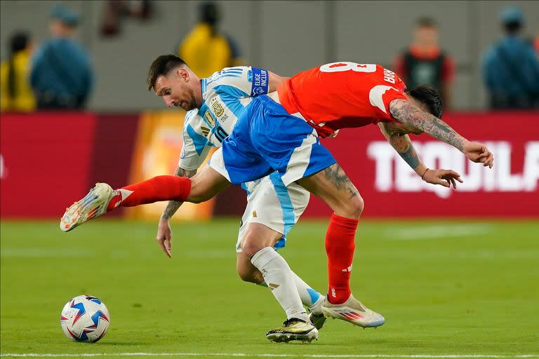 Lionel Messi lucha por la pelota con Rodrigo Echeverría 