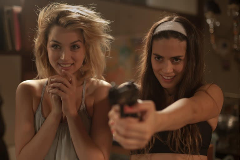 Ana de Armas y Lorenza Izzo en Knock Knock