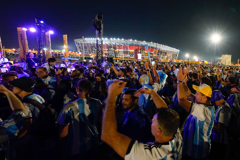 Los hinchas argentinos llegaban al estadio 974 donde se disputó el partido contra Polonia.