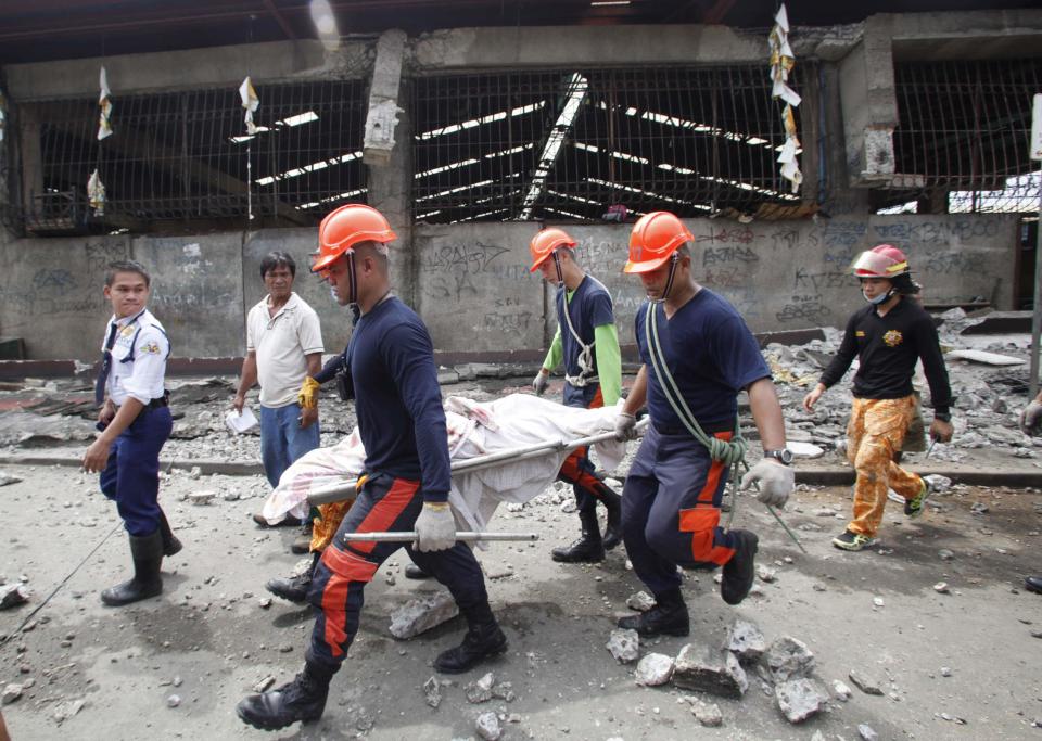 Rescue members recover the body of a vendor killed after an earthquake hit Pasil market in Cebu City, Central Philippines October 15, 2013. At least six people were killed when buildings collapsed on islands popular with tourists in the central Philippines on Tuesday, radio reports said, after an earthquake measuring 7.2 hit the region. (REUTERS)