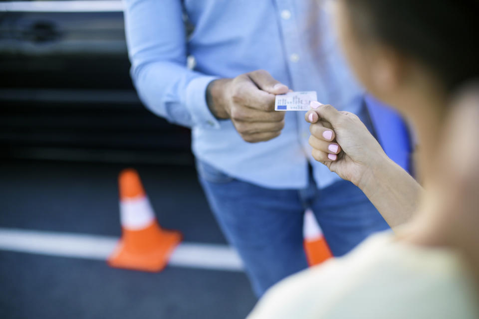 Die Frau hat nicht aufgegeben, bis sie ihren Führerschein bestanden hat. (Symbolbild: Getty Images) 