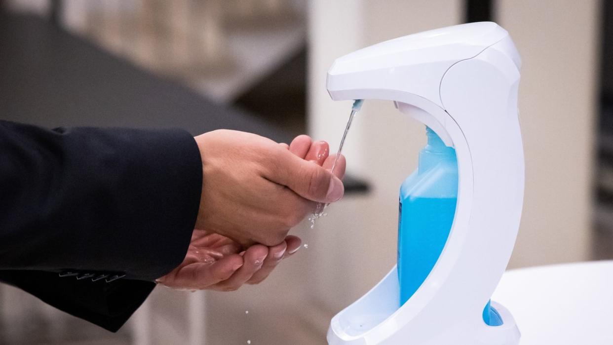 Sind die Hände nicht verschmutzt, ist Desinfizieren im Vergleich zum Waschen die hautschonendere Option.