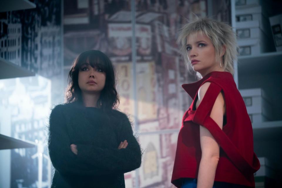 Vivienne Westwoods (Talulah Riley, rechts) Mode-Boutique galt als Keimzelle des Punks: Dort arbeitete auch die spätere Pretenders-Sängerin Chrissie Hynde (Sydney Chandler). (Bild: Disney+/FX Network/Miya Mizuno)