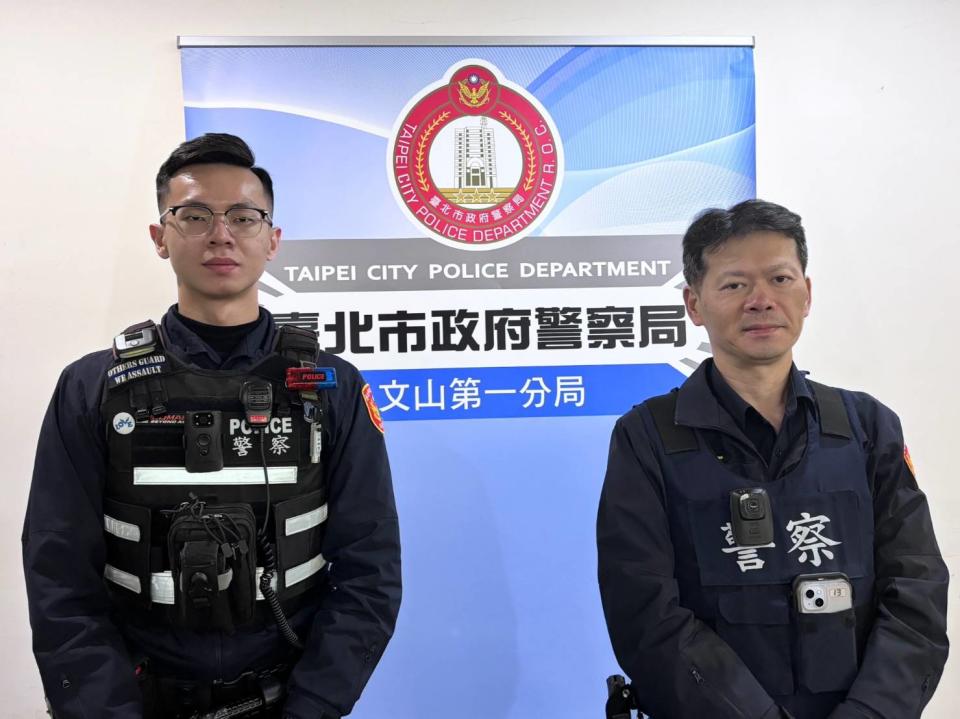 復興派出所警員張嘉訓（圖左）、林李祐（圖右），在執行深夜巡邏路檢勤務期間，發現曾姓女騎士在等紅燈時搖晃不穩，並伴隨著明顯的酒精味道。（記者黃荷琇 翻攝）