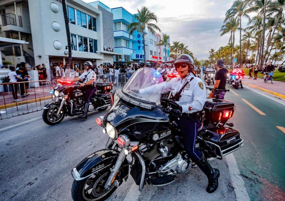 La policía de Miami Beach patrullando Ocean Drive durante las vacaciones de primavera en Miami Beach, la Florida, el sábado 16 de marzo de 2024.