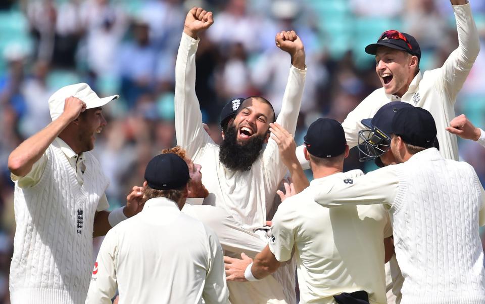 England's Moeen Ali (C) and England cricketers celebrate victory on the fifth and final day of the third Test match between England and South Africa at The Oval - AFP PHOTO/Glyn Kirk