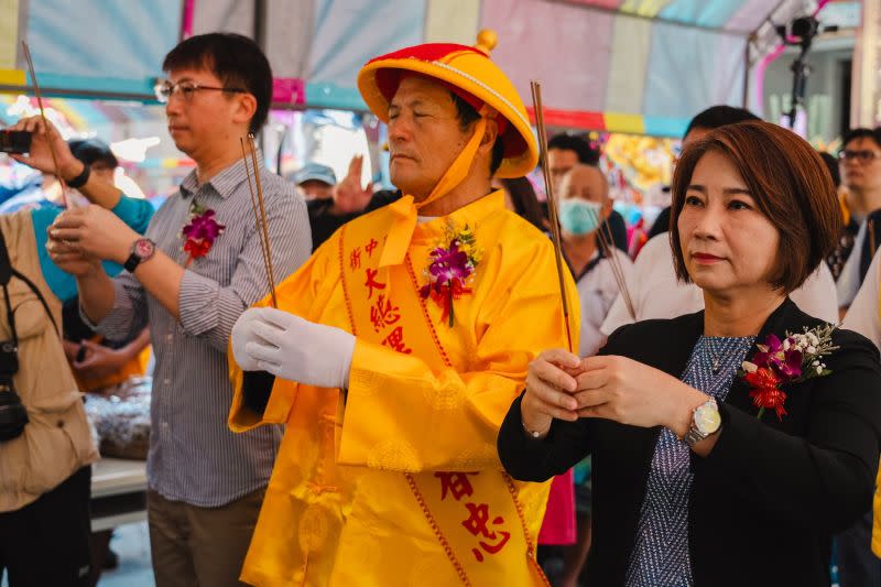 ▲開光點睛大典前，縣長周春米、副縣長黃國榮與大總理鄭春忠一同上香，祈求國泰民安風調雨順。（圖／屏縣府提供）