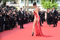 <p>2016 zeigte sich Bella Hadid in einem roten Hauch von Nichts. Das Model trug für den Auftritt auf dem roten Teppich ein Kleid von Alexandre Vauthier. (Bild: Getty Images) </p>