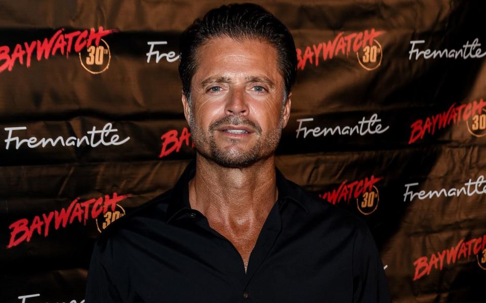 <p>Nachdem David Charvet noch eine wiederkehrende Rolle in "Melrose Place" gespielt hatte, wandte er sich Ende der 90er-Jahre seiner zweiten Leidenschaft zu: Er veröffentlichte drei Pop-Alben, die in Frankreich immerhin allesamt die Top 40 erreichten. Ins Fernsehen kehrte er 2010 zurück - als Teilnehmer der französischen Ausgabe der Reality-Dokushow "Die Farm". (Bild: Presley Ann/Getty Images)</p> 