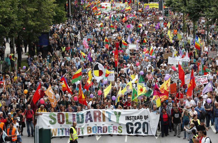 Die Bilder der durchaus beachtlichen friedlichen Protestaktionen haben es nach den Krawallnächten schwer (Bild: Reuters)