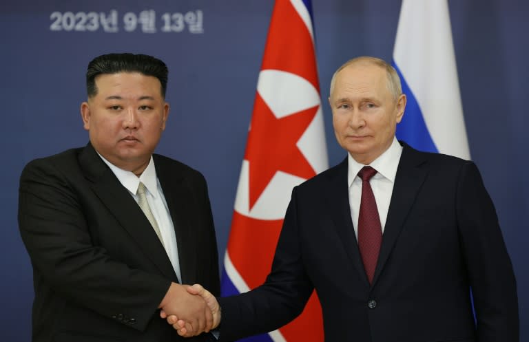 Kim Jong Un (izq) y Vladimir Putin se dan la mano durante su reunión en el cosmódromo de Vostochni, en la región de Amur, el 13 de septiembre de 2023 al extremo este de Rusia (Vladimir Smirnov)