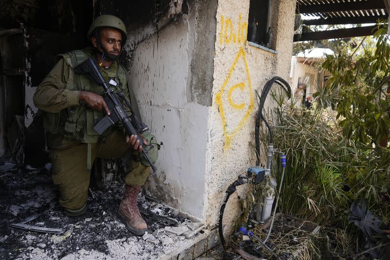 Un soldado israelí toma posición en el kibbutz Kfar Azza, israel, 10 de octubre de 2023.