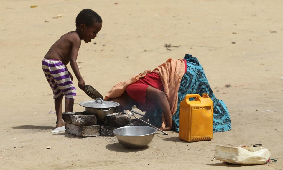 A child helps his mother light a fire in&nbsp;N'djamena, Chad. (Photo: Anadolu Agency via Getty Images)