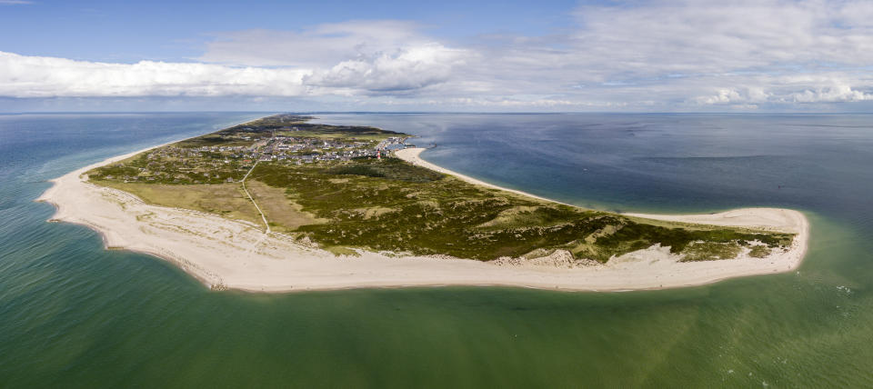 Urlauber dürfen wegen der Corona-Krise gerade nicht auf die beliebte Nordseeinsel Sylt, doch manche versuchen es mit allen Tricks. 