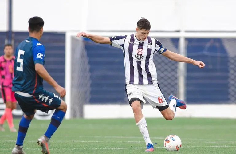 Tomás Palacios, durante su estadía en Talleres de Córdoba, el club que lo encontró en su La Pampa natal y lo fichó para las inferiores