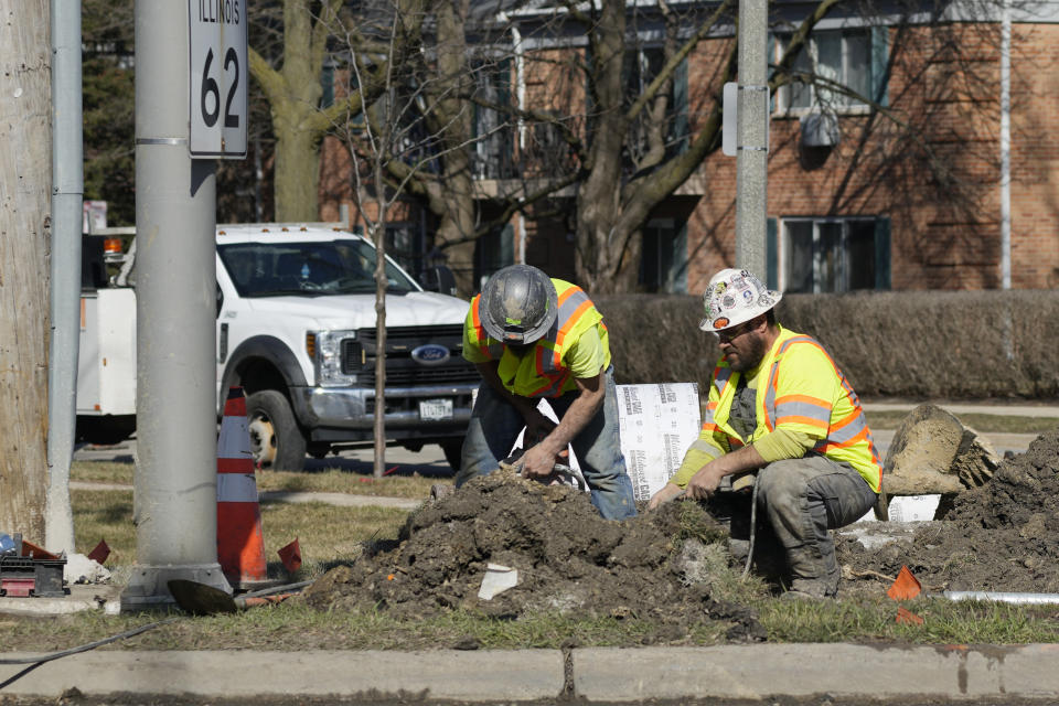 Lavoratori edili a Mount Prospect, Illinois, lunedì 2 febbraio 2019.  26, 2024 stanno funzionando.  (AP Photo/Nome Y. Huh)