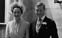 Und dann wäre da noch die Mutter der britischen Königshausskandale: Wallis Simpson, die zweifach geschiedene Amerikanerin, für die König Edward VIII., der Onkel von Elizabeth II., 1936 abdankte. Dass der König a.D. und seine Ehefrau mit den Nazis sympathisierten, machte die Sache nicht besser. (Bild: Mark Renders/Getty Images)