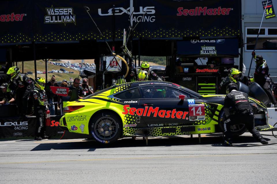 14 vasser sullivan, lexus rc f gt3, gtd pro jack hawksworth, ben barnicoat pit stop