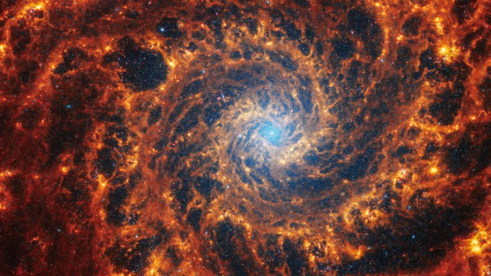 Das Webb-Teleskop beobachtete 19 Spiralgalaxien, darunter NGC 628 (oben), die 32 Millionen Lichtjahre entfernt im Sternbild Fische liegt.  - NASA, ESA, CSA, STScI, J. Lee (STScI), T. Williams (Oxford), PHANGS-Team