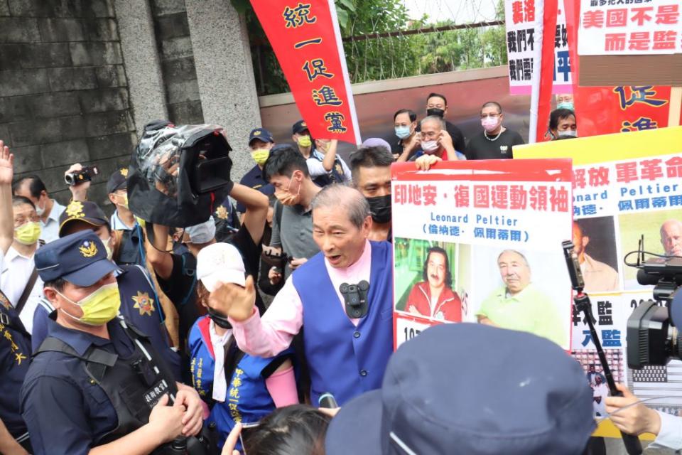 美國聯邦眾議院議長裴洛西三日下午參訪位景美人權文化園區，中華統一促進黨等統派人士在對街路口舉旗抗議，警方出動大批警力全程警戒。(記者蔡琇惠攝)