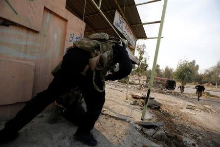 Iraqi Special Operations Forces (ISOF) clashes with Islamic State militants in the frontline near the university of Mosul, Iraq, January 13, 2017. REUTERS/Ahmed Saad/Files