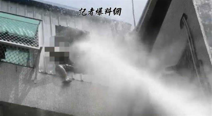 台中市北區陝西東五街一集合住宅，12日上午發生火警，一男子跨坐六樓窗戶等待救援。（圖/民眾提供)