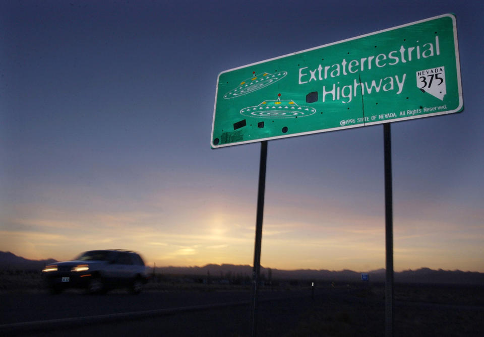 ARCHIVO - En esta fotografía de archivo del 10 de abril de 2002, un vehículo se desplaza por la llamada carretera extraterrestre cerca de Rachel, Nevada, el poblado más cercano al Area 51. (AP Foto/Laura Rauch, archivo)