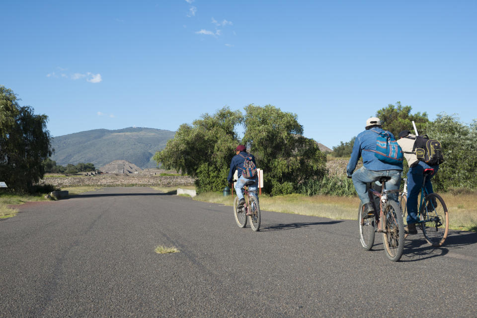 Ir en bicicleta a Teotihuacán y recorrer este pueblo te permitirá acercarte a las famosas pirámides. Foto: Getty Images