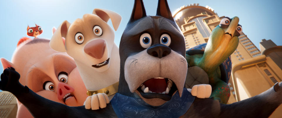 En esta imagen proporcionada por Warner Bros Pictures, los personajes Chip, una ardilla con la voz de Diego Luna; PB, una cerdita con la voz de Vanessa Bayer; el perro Krypto, con la voz de Dwayne Johnson; Ace, un perro con la voz de Kevin Hart, y Merton, una torguga con la voz de Natasha Lyonne, en una escena de "DC League of Super Pets". (Warner Bros. Pictures vía AP)