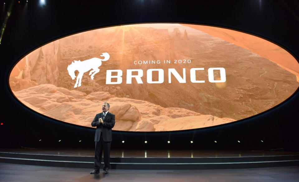 Endlich offiziell bestätigt: Der Ford Bronco kehrt zurück. Die US-Ikone, die vor allem wegen seiner Offroad-Eigenschaften geschätzt wird, soll 2020 den Markt erobern. Mit mehr Informationen zu dem SUV hielt sich Ford allerdings zurück. Nur so viel: Das Modell werde global vertrieben.