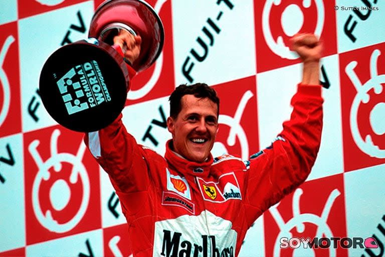 Michael Schumacher con el trofeo de campeón en Suzuka durante la temporada del 2000