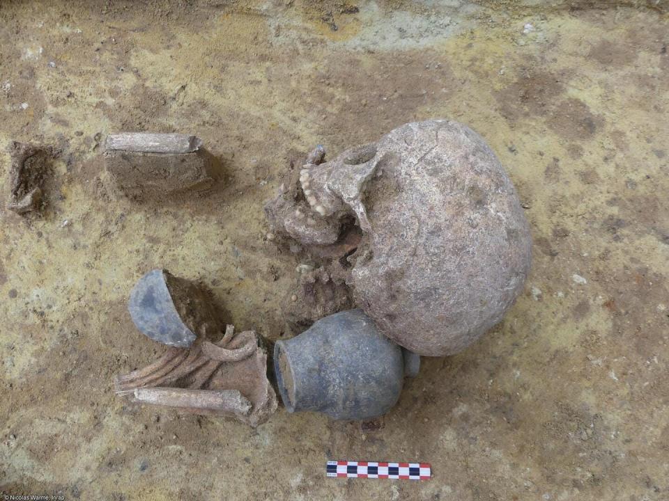 Ceramic goblet discovered in a burial on the excavation of the boulevard Port-royal in Paris, in 2023. The burials of a large necropolis, located south of Lutèce in the 2nd century of our era, have been brought to light. © Nicolas Warmé, Inrap