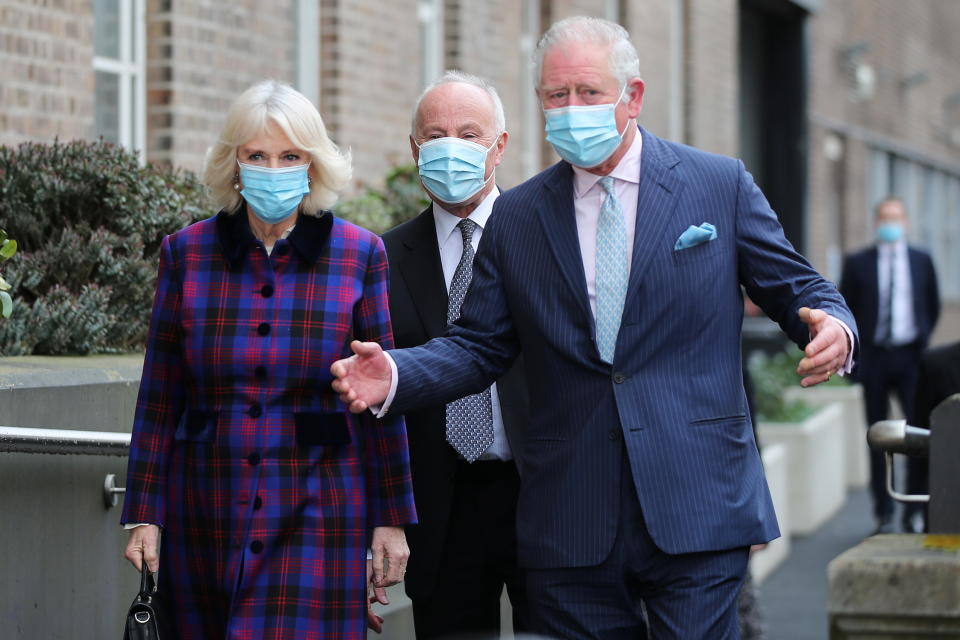 Carlos y Camilla en el Hospital Reina Isabel en Birmingham, en febrero de 2021. (Molly Darlington/AFP vía Getty Images)